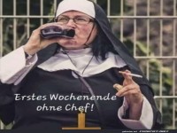 Nonne geniet Pause mit Drink und Zigarette