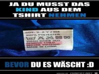 Kind aus der Kleidung nehmen