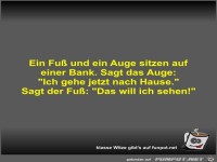 Ein Fuß und ein Auge sitzen auf einer Bank