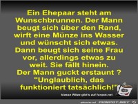 Ein Ehepaar steht am Wunschbrunnen