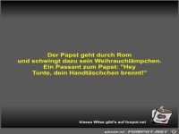 Der Papst geht durch Rom und schwingt dazu sein...