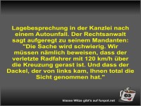 Lagebesprechung in der Kanzlei nach einem Autounfall