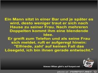 Ein Mann sitzt in einer Bar und je später es wird