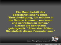 Ein Mann betritt das Sekretariat einer Schule