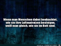 Menschen und Luftmatratzen