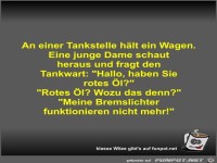 An einer Tankstelle h�lt ein Wagen