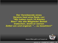 Der Vorsitzende eines Vereins liest eine Rede vor