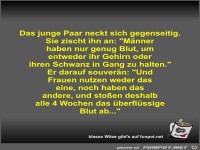 Das junge Paar neckt sich gegenseitig