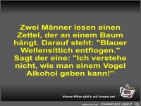 Zwei Männer lesen einen Zettel