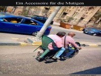 Kreativer Roller mit Plastikstuhl