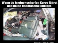 Kurvenchaos: Handtaschen-Explosion im Auto!