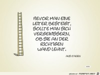 Bevor man eine Leiter besteigt