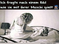 Frau spielt mit Katze auf dem Bett