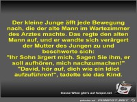 Der kleine Junge �fft jede Bewegung nach