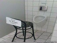 Bitte im Sitzen pinkeln