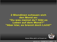 2 Blondinen schauen sich den Mond an