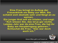 Eine Frau bringt im Aufzug der Frauenklinik ein Baby zur...