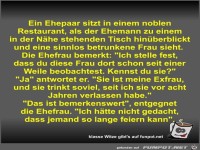 Ein Ehepaar sitzt in einem noblen Restaurant