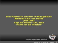 Zwei Putzfrauen plaudern im Bürogebäude