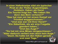 In einer Hafenkneipe sitzt ein typischer Pirat an der Theke