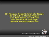 Ein Känguru hoppelt durch die Steppe