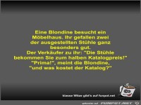 Eine Blondine besucht ein Möbelhaus