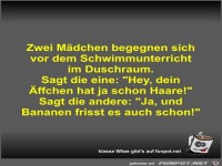 Zwei M�dchen begegnen sich vor dem Schwimmunterricht im...