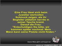Eine Frau l�sst sich beim Juwelier wertvollen Schmuck zeigen