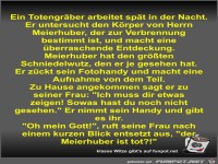 Ein Totengr�ber arbeitet sp�t in der Nacht