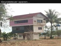 Haus ohne Erdgeschoss auf Stelzen