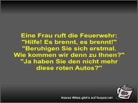 Eine Frau ruft die Feuerwehr