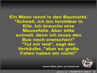 Ein Mann rennt in den Baumarkt