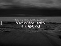 Motivierendes Zitat vor strmischem Meer