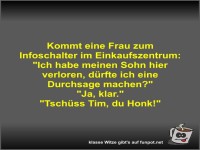 Kommt eine Frau zum Infoschalter im Einkaufszentrum