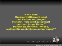 Nach dem Dressurwettbewerb sagt der Richter zur jungen...