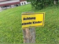 Achtung Schild auf gr�nem Rasen