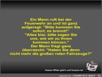 Ein Mann ruft bei der Feuerwehr an und ist ganz aufgeregt