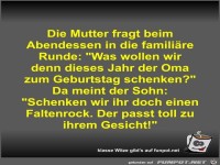 Die Mutter fragt beim Abendessen in die famili�re Runde