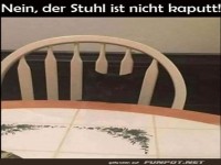 Optische T�uschung: Der Stuhl ist nicht kaputt