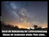 Pluto erscheint am Nachthimmel