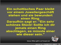 Ein schottisches Paar bleibt vor einem Juweliergeschäft...