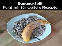 Humorvolles Bananen-Split auf einem Teller