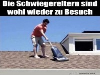 Mann staubsaugt Dach fr Schwiegereltern
