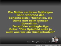 Die Mutter zu ihrem 8-jhrigen Sohn whrend des Schachspiels