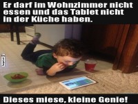 Cleverer Junge umgeht die Hausregeln