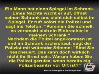 Ein Mann hat einen Spiegel im Schrank
