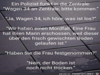 Ein Polizist funkt...