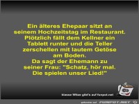 Ein lteres Ehepaar sitzt an seinem Hochzeitstag im...