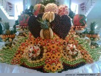 eine Pyramide aus Obst