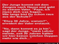 der Junge kommt mit dem Zeugnis nach Hause........